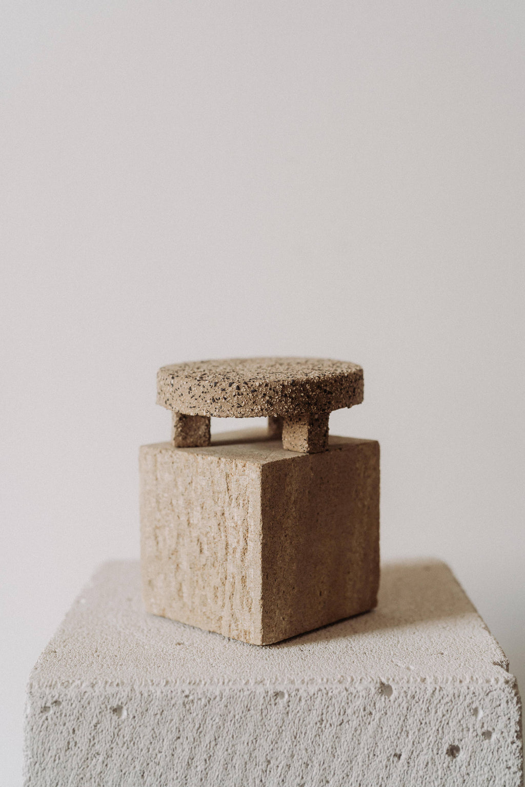 Table with 3 legs [Origen]