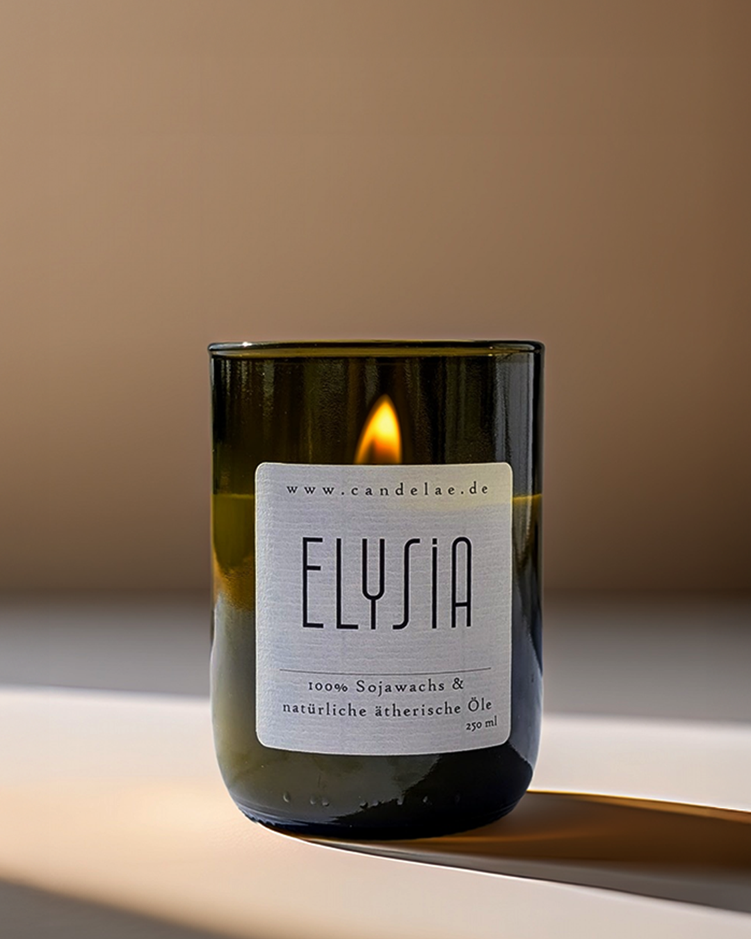 Elysia – Handcrafted soy wax scented candle with woody-floral notes for pure relaxation